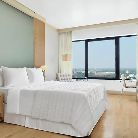 Le Meridien New Delhi Exterior photo Deluxe room